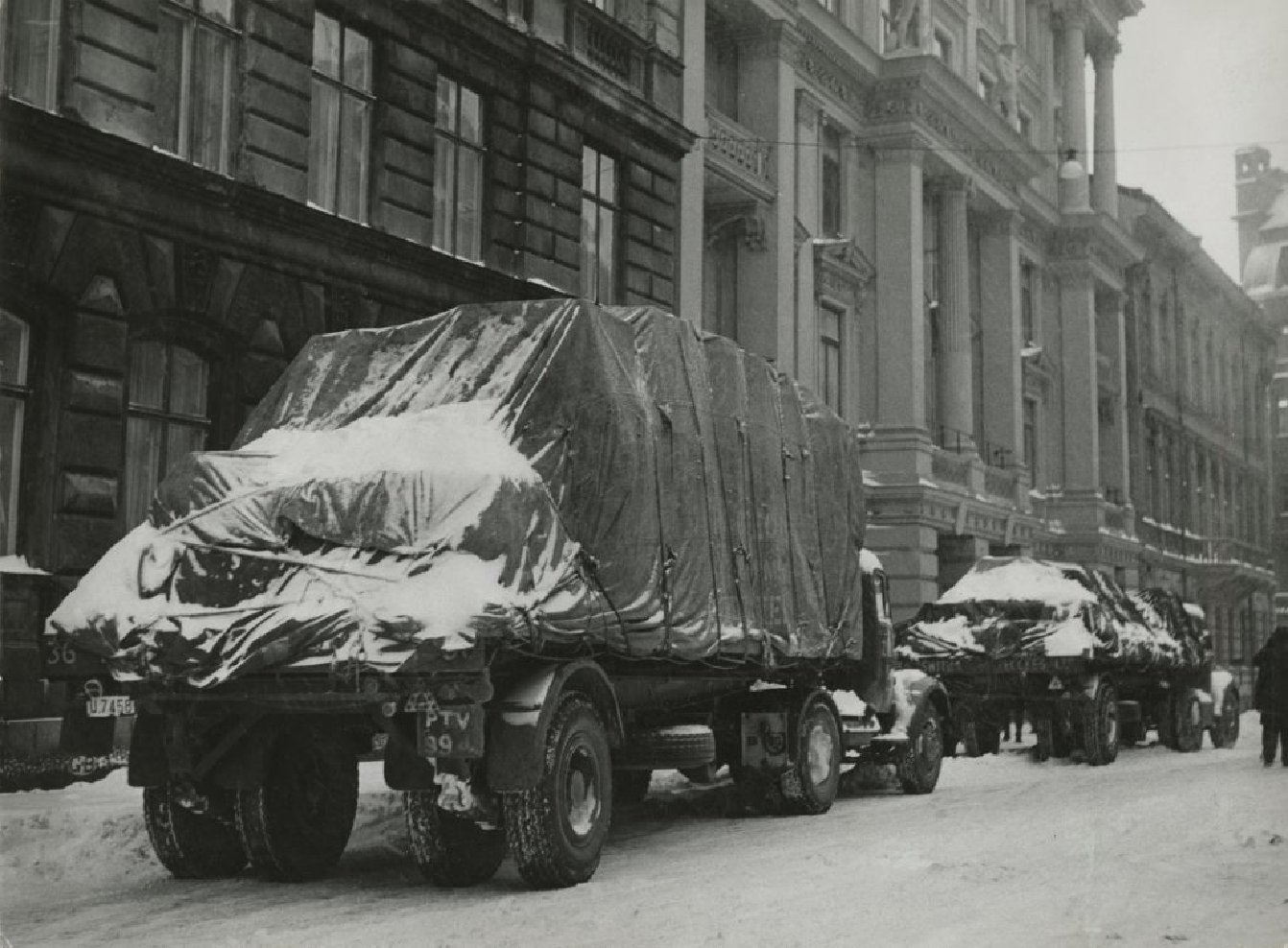 Pegasus on lorry arriving at Skandia